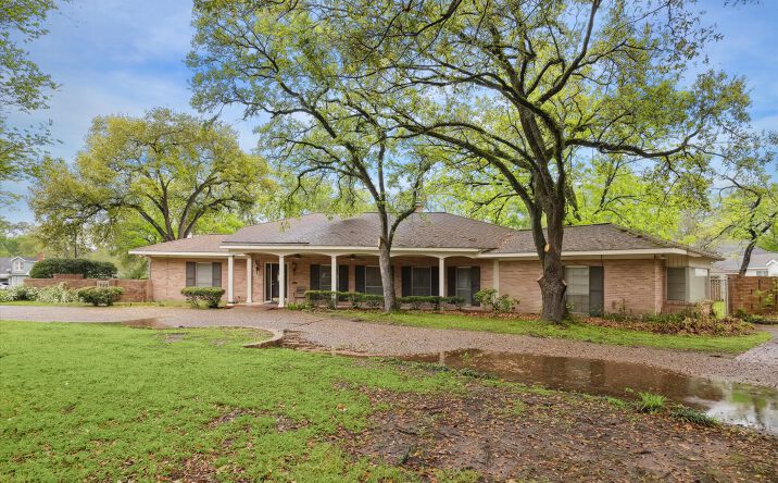 Pictures of Senior Living property located at 206 W Dallas St, Conroe, TX 77301 for sales - image #1