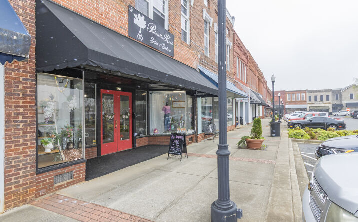Pictures of Mixed Use property located at 220 City Square, Belton, SC 29627 for sales - image #1