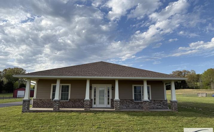 Pictures of Office property located at 4040 Hwy. 218 Bypass, Paris, TN 38242 for sales - image #1