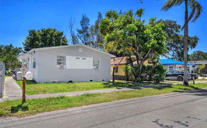 Pictures of Multifamily property located at 2236 Greene St, Hollywood, FL 33020 for sales - image #1