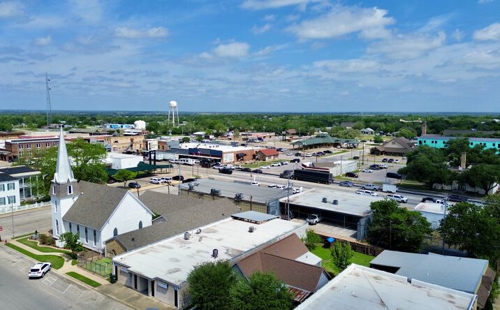 Pictures of Retail, Office, Mixed Use property located at 251 E Hempstead St, Giddings, TX 78942 for sales - image #1