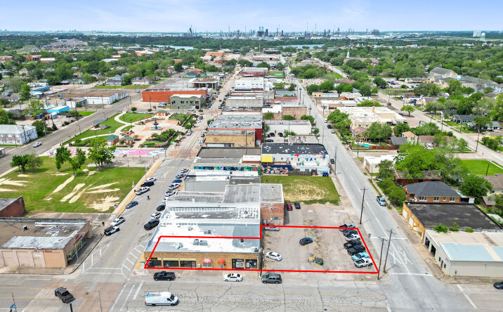 Pictures of Retail property located at 100 W. Tx Ave/0 W. Defee, Baytown, TX 77520 for sales - image #1
