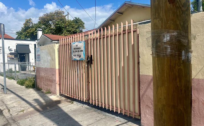 Pictures of Multifamily property located at 1574 SW 1st St, Miami, FL 33135 for sales - image #1