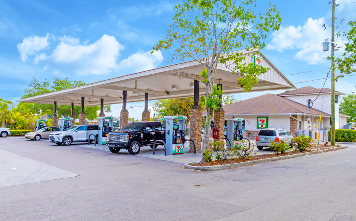 Pictures of Retail property located at 4704 Golden Gate Pkwy, Naples, FL 34116 for sales - image #1