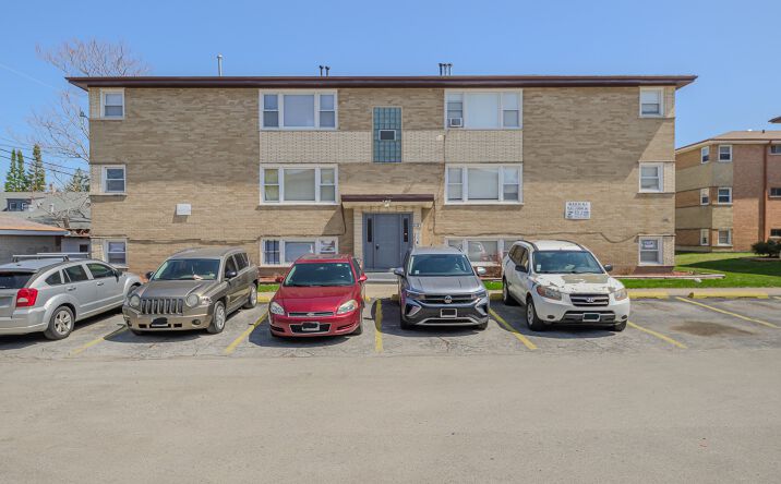 Pictures of Multifamily property located at 2123 135th Pl, Blue Island, IL 60406 for sales - image #1