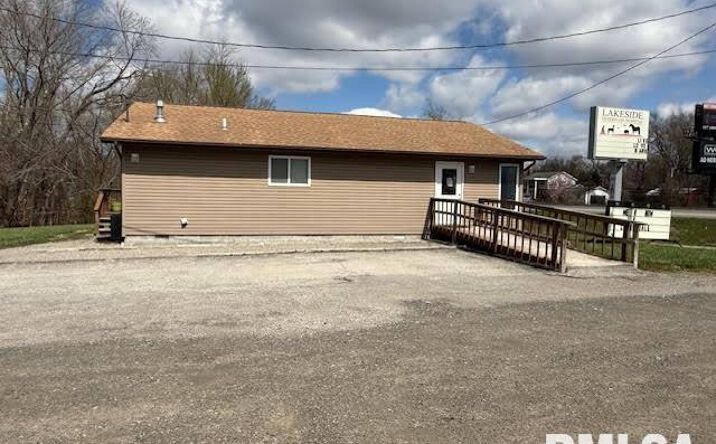 Pictures of Retail property located at 631 N Pershing St, Herrin, IL 62948 for sales - image #1