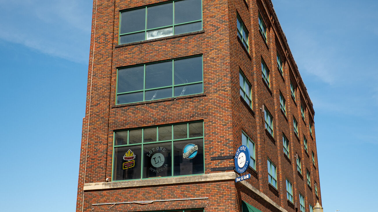 100 Main St, Dubuque, IA 52001 | Crexi.com