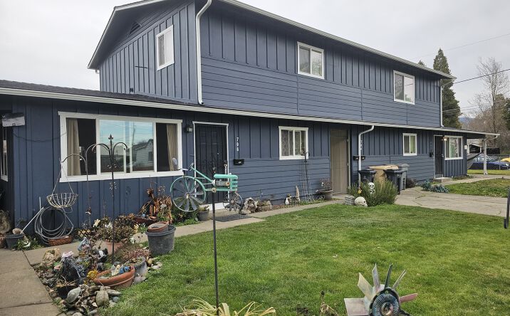 Pictures of Multifamily property located at 702 SE 9th St, Grants Pass, OR 97526 for sales - image #1