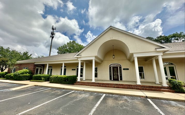 Pictures of Office property located at 5800 Ridgewood Rd, Jackson, MS 39211 for sales - image #1