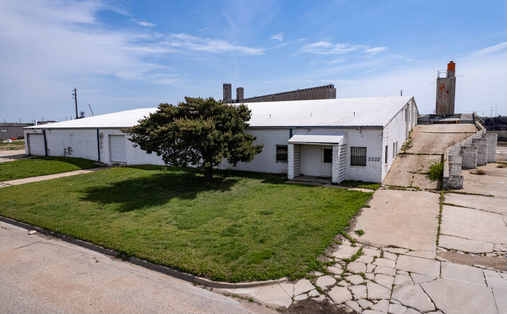 Pictures of Industrial property located at 2532 N Washington St, Wichita, KS 67219 for sales - image #1