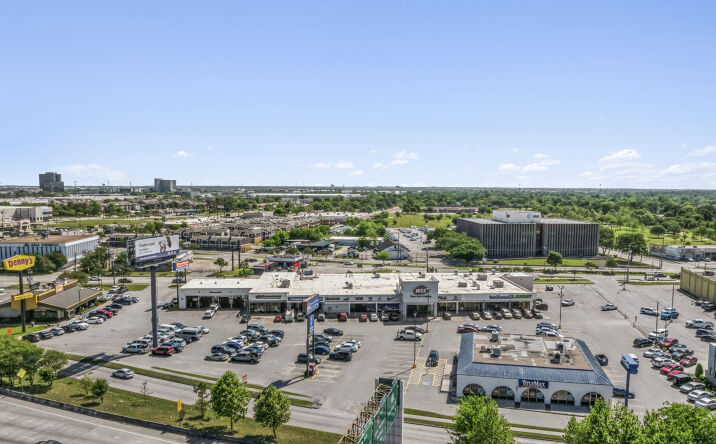 Pictures of Retail property located at 11318 North Fwy, Houston, TX 77037 for sales - image #1