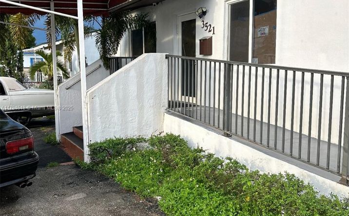 Pictures of Office property located at 3521 E 4th Ave, Hialeah, FL 33013 for sales - image #1
