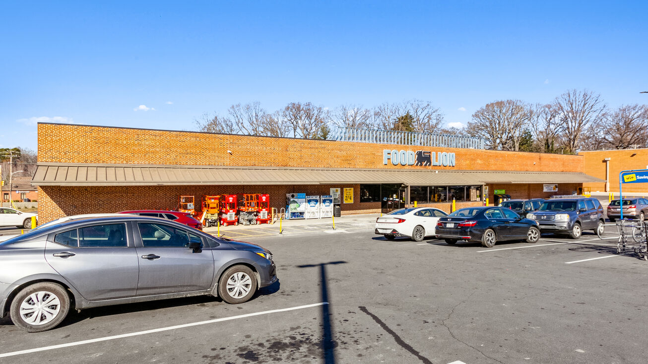 Pictures of Retail property located at 947 Davie Ave, Statesville, NC 28677 for sales - image #1