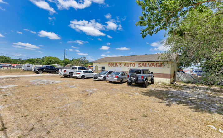 image of property at 205 BOMBER RD Winter Haven FL 33880-5647