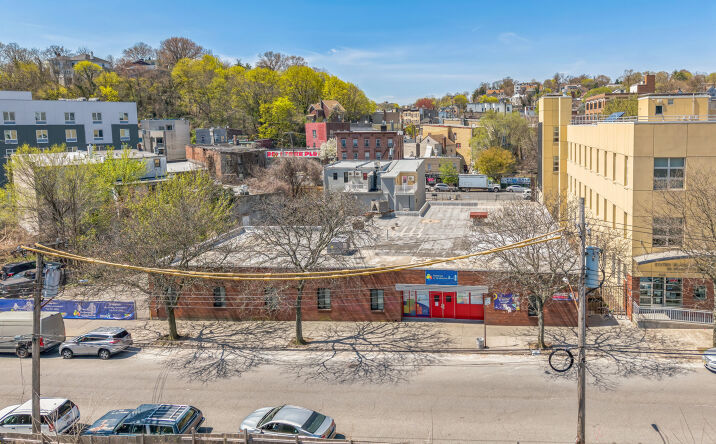 Pictures of Retail property located at 450 St Marks Pl, Staten Island, NY 10301 for sales - image #1