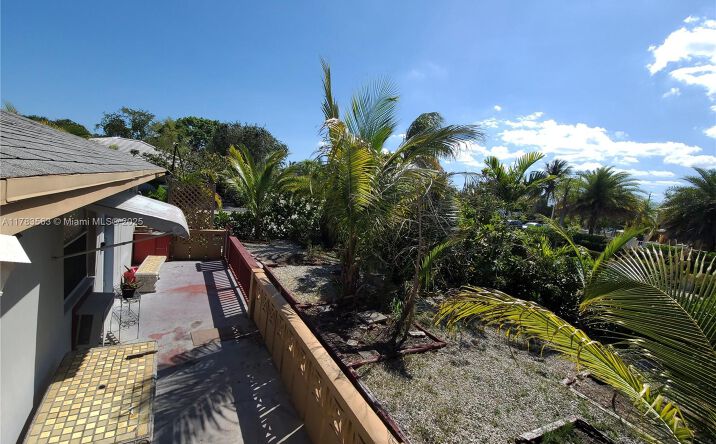 Pictures of Multifamily property located at 312 N 9th Ave N, Lake Worth, FL 33460 for sales - image #1