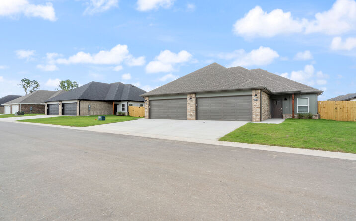 Pictures of Multifamily property located at 264 N Hunter St, Farmington, AR 72730 for sales - image #1