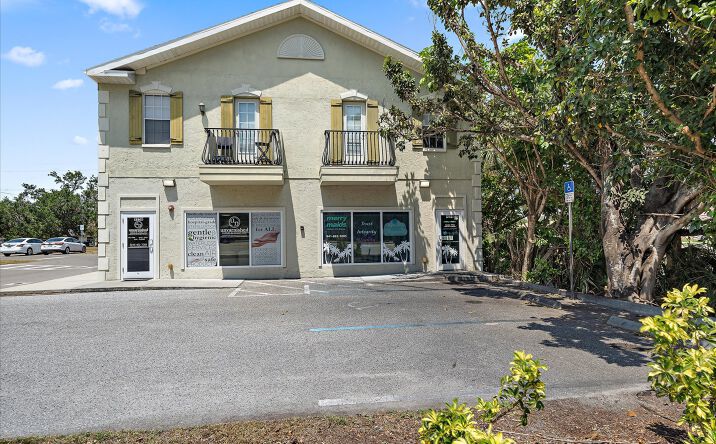 Pictures of Retail property located at 925 Tamiami Trl S, Venice, FL 34285 for sales - image #1