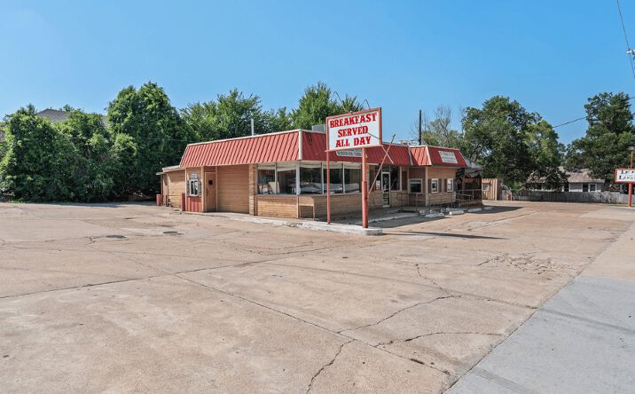 Pictures of Retail property located at 313 W Cameron Ave, Rockdale, TX 76567 for sales - image #1