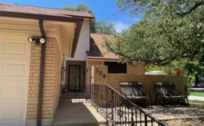 Pictures of Mixed Use property located at 306 S Arnold St, Lampasas, TX 76550 for sales - image #1