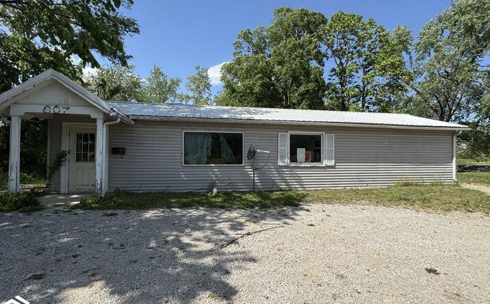 Pictures of Office, Retail property located at 807 E maple, Centerville, IA 52544 for sales - image #1