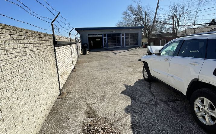 Pictures of Retail property located at 37 West 10 Mile Road, Hazel Park, MI 48030 for sales - image #1