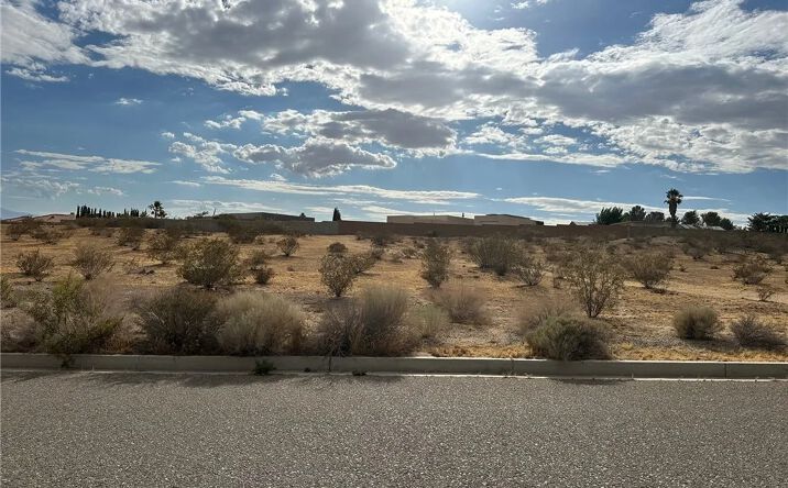 Pictures of Land property located at Wato, Apple Valley, CA 92307 for sales - image #1