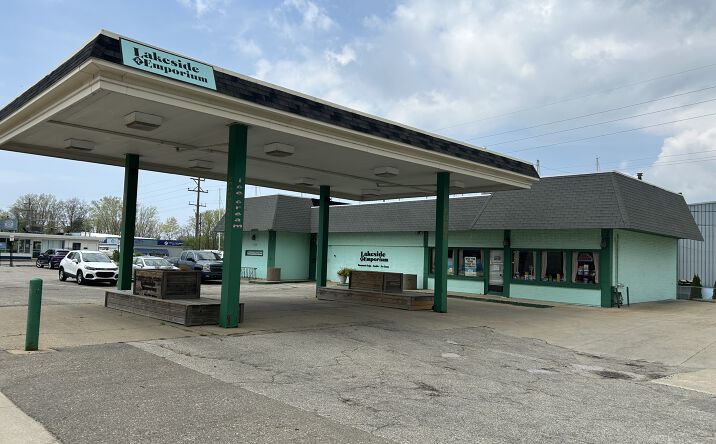Pictures of Retail, Office, Industrial property located at 1930 Lakeshore Drive, Muskegon, MI 49441 for sales - image #1