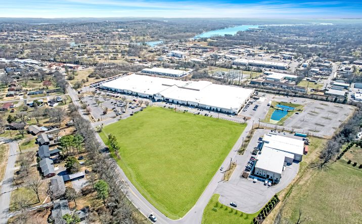 Pictures of Industrial, Retail property located at 90 Volunteer Dr, Hendersonville, TN 37075 for sales - image #1