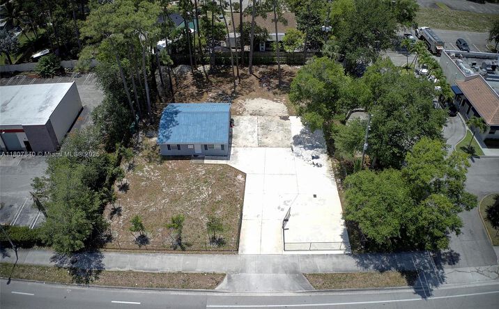 Pictures of Office, Industrial property located at 4736 Lake Worth Rd, Green Acres, FL 33463 for sales - image #1