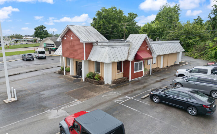 Pictures of Retail property located at 2303 Fort Campbell Blvd, Hopkinsville, KY 42240 for sales - image #1