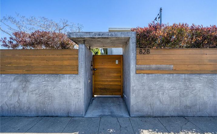 Pictures of Multifamily property located at 828 Indiana ave, venice, CA 90291 for sales - image #1
