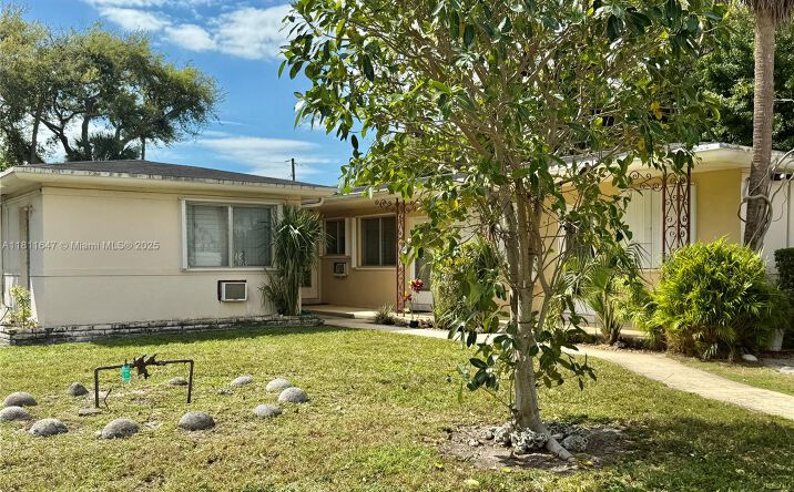 Pictures of Multifamily property located at 1570 NE 130th St, North Miami, FL 33161 for sales - image #1