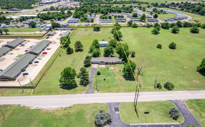 Pictures of Land, Mixed Use, Office, Retail property located at 523 W Country Club Rd, Chickasha, OK 73018 for sales - image #1