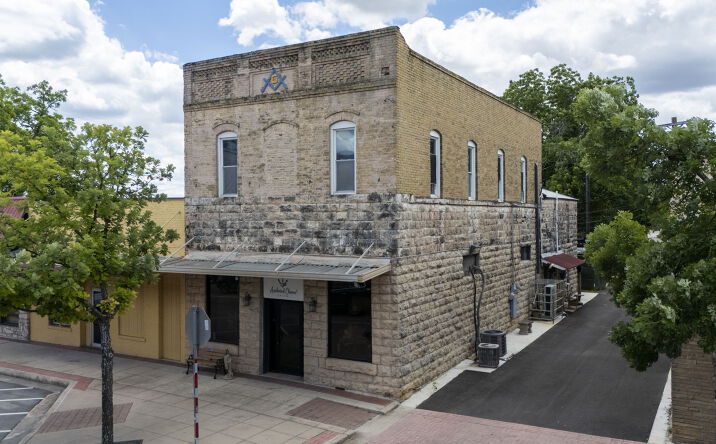 Pictures of Office, Retail property located at 107 W Center St, Kyle, TX 78640 for sales - image #1