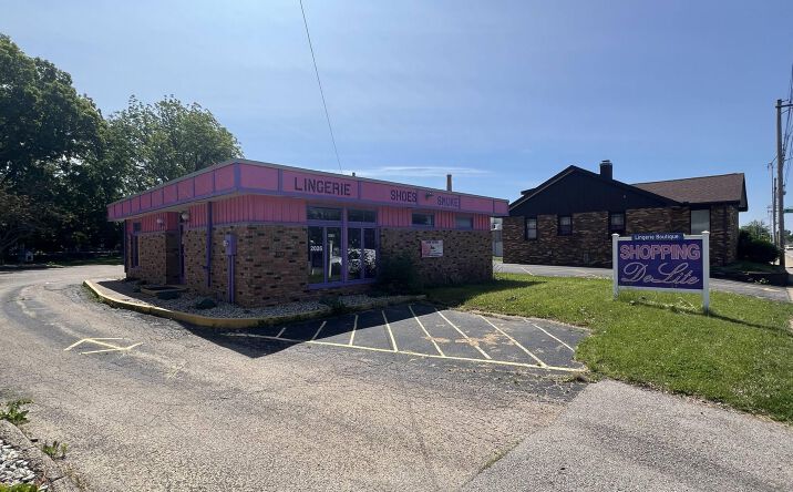 Pictures of Office, Retail property located at 2026 N University St, Peoria, IL 61604 for sales - image #1
