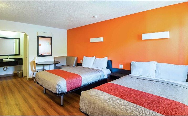 Pictures of Hospitality property located at 3400 NW Jefferson St, Blue Springs, MO 64015 for sales - image #1