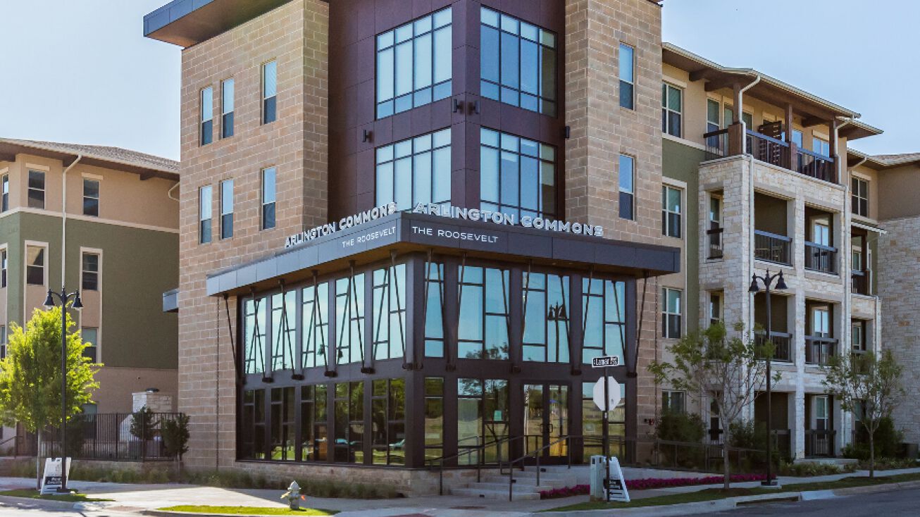 425 East Lamar Blvd., Arlington, TX 76011