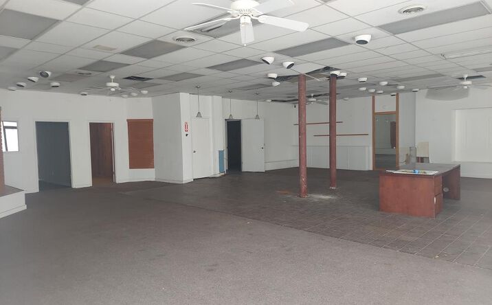Pictures of Office, Retail property located at 100 East Washington, Paris, TN 38242 for sales - image #1