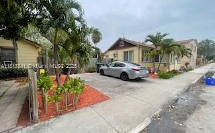 Pictures of Multifamily property located at 1416 N 2nd Ave N, Lake Worth, FL 33460 for sales - image #1