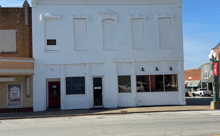 Pictures of Retail property located at 105 Monroe St, Versailles, MO 65084 for sales - image #1