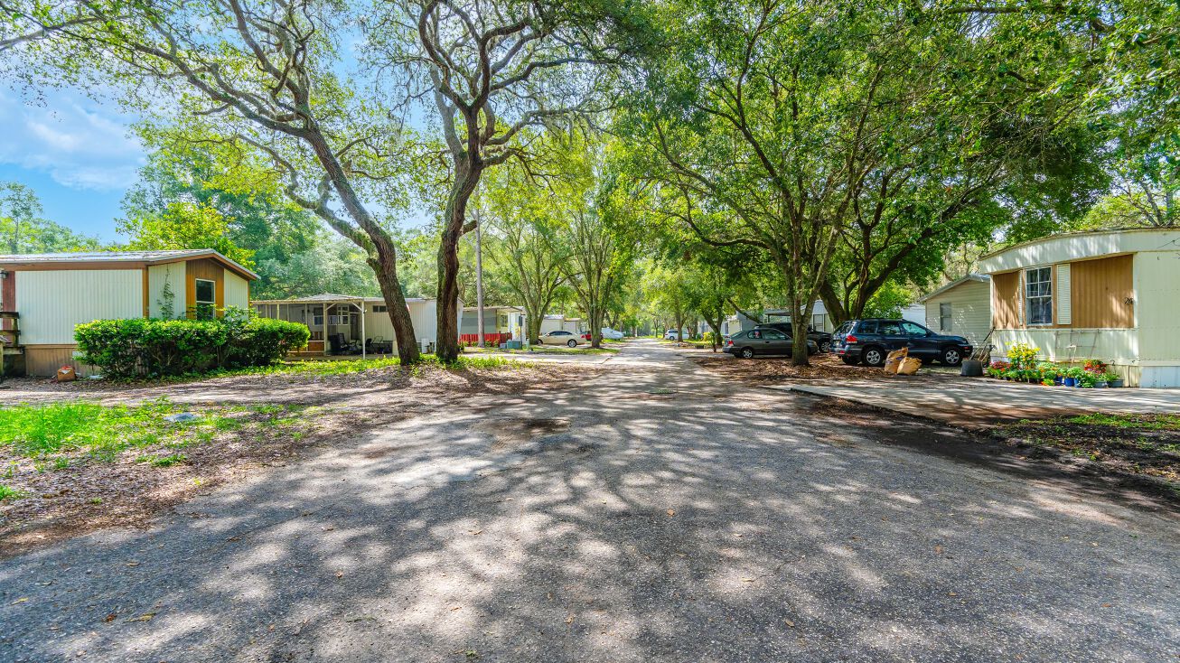 Pictures of Mobile Home Park property located at 14455 E Hwy 25, Ocklawaha, FL 32179 for sales - image #1