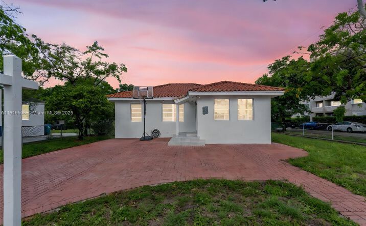Pictures of Multifamily property located at 520 NW 32nd Pl, Miami, FL 33125 for sales - image #1