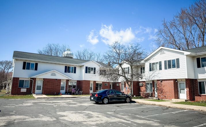 Pictures of Multifamily property located at 20 Countryside Drive, Evansville, WI 53536 for sales - image #1