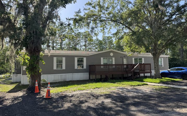 Pictures of Mobile Home Park property located at 20047 Joseph Ln, Land O Lakes, FL 34638 for sales - image #1