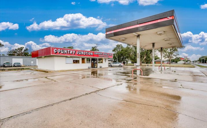 Pictures of Retail property located at 2021 E 4th Ave, Hutchinson, KS 67501 for sales - image #1