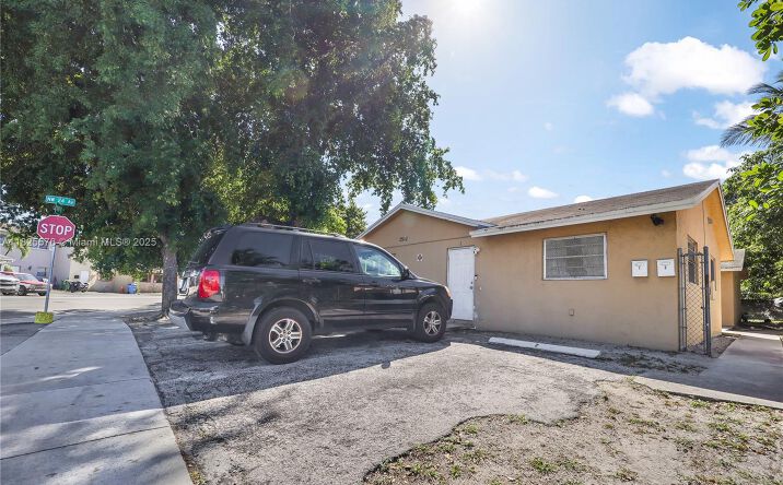 Pictures of Multifamily property located at 2512 NW 9th Pl, Fort Lauderdale, FL 33311 for sales - image #1