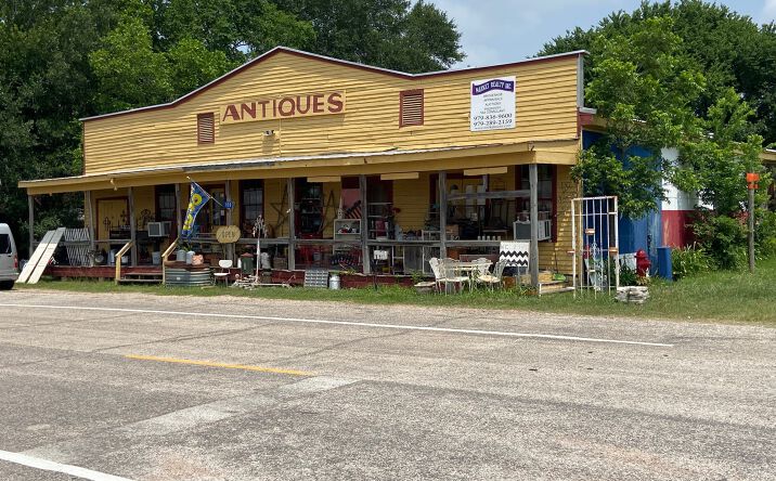 Pictures of Retail property located at 108 Thigpen St, Carmine, TX 78932 for sales - image #1