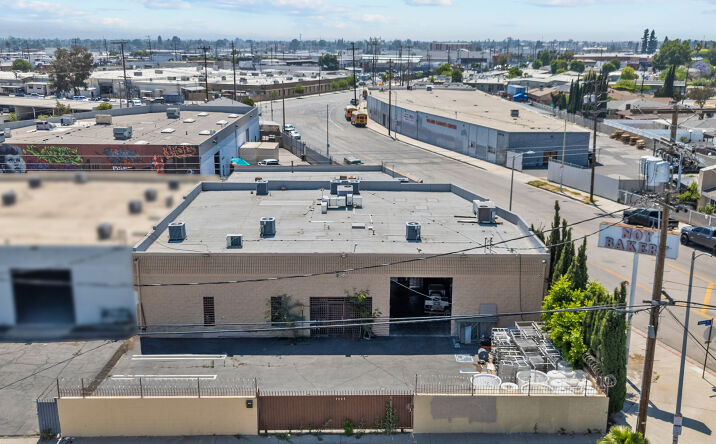 Pictures of Industrial property located at 7425 Bellaire Ave, North Hollywood, CA 91605, Los Angeles, CA 91605 for sales - image #1