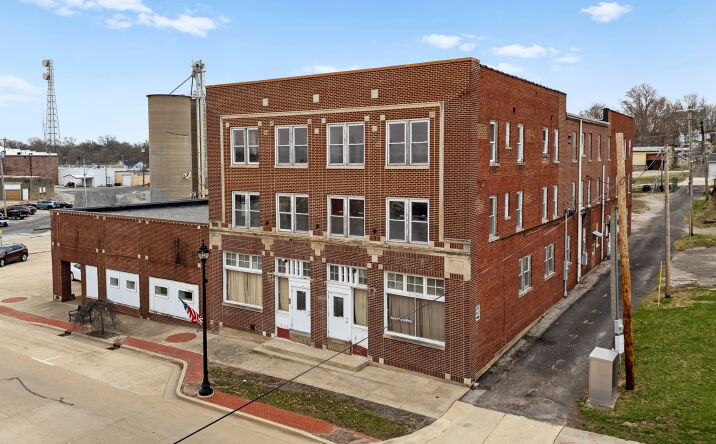 Pictures of Retail property located at 612 W Gallatin St, Vandalia, IL 62471 for sales - image #1